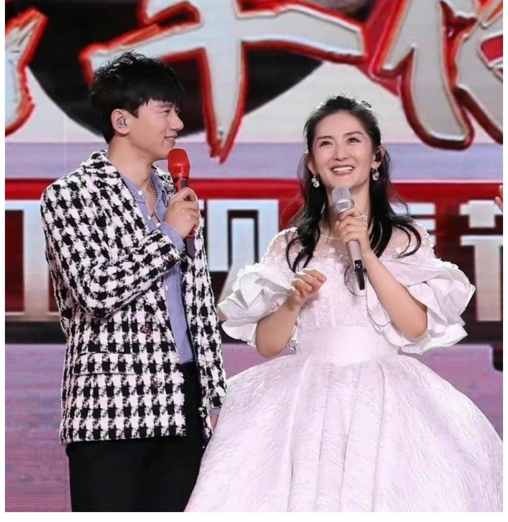 东方卫视春晚：唐嫣当主持，谢娜张杰首次合体演唱，周深也将参加