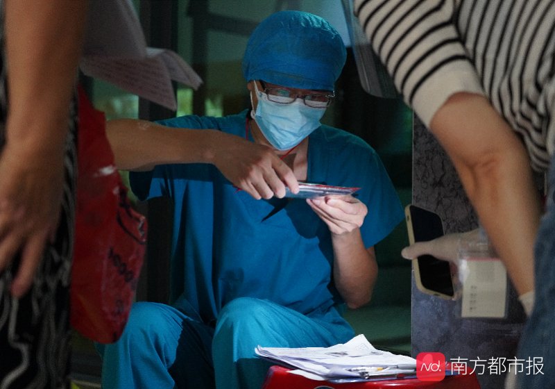 跑腿|广州封控区三人小组这几天：每天扫楼三百户，代居民跑腿开药