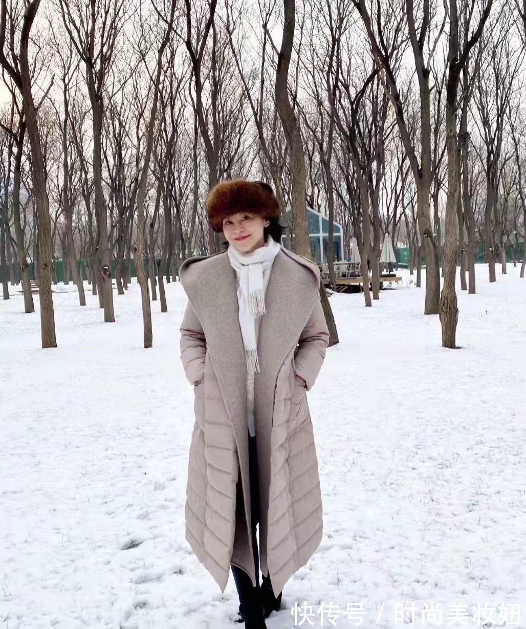 浅色系 50岁穿羽绒服也可以很洋气,看这位素人姐姐,保暖又减龄
