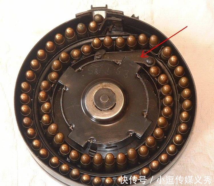 苏军|二战的苏军为什么很少佩戴备用子弹袋,背后的原因揭露战争的残酷