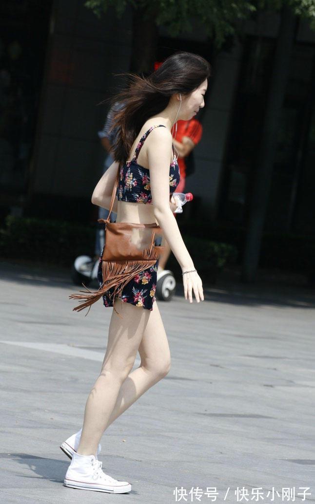 时尚|时尚搭配,小姐姐穿了一款印花的吊带,看上去非常的时尚可爱