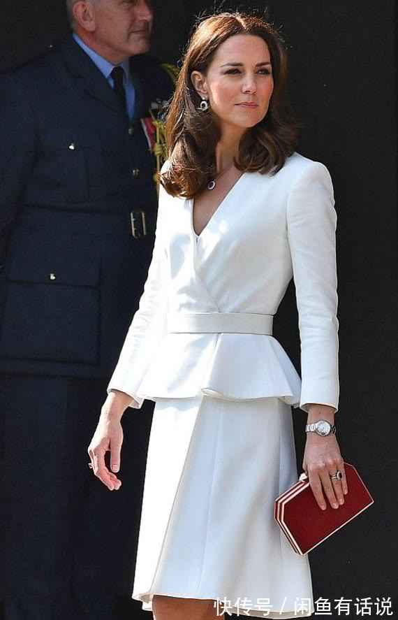 穿搭|凯特王妃扎马尾更显年轻,穿粗花呢西装裙出席酒会,简单却很高级