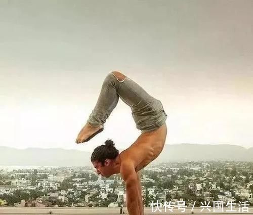左腿|男生练瑜伽更绝,美的令人不想眨眼,像是流落凡间的美男子