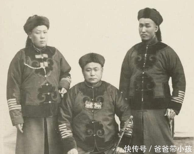 老汉儿#老汉500万出售祖传宝刀,专家对其指责,老人却称没权干涉他