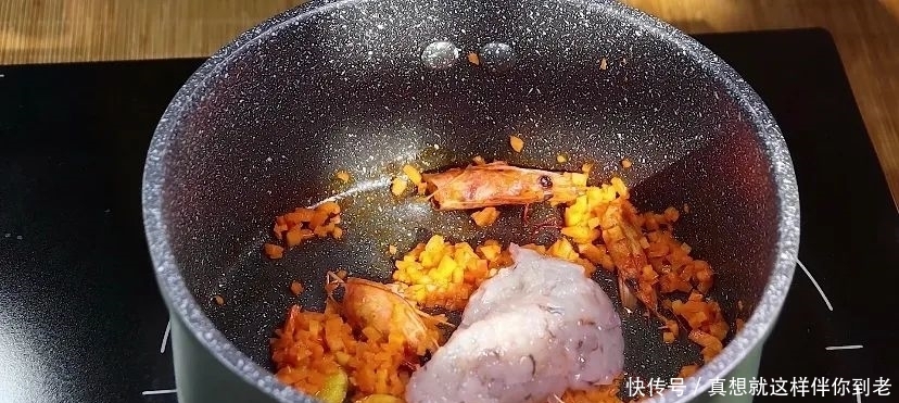  小米粥别直接煮，多加一食材，宝宝更爱吃，软糯好消化，辅食首选