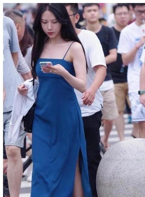 连衣裙穿搭会显得脸型很好，时尚街拍里的王者，很配你这个小仙女