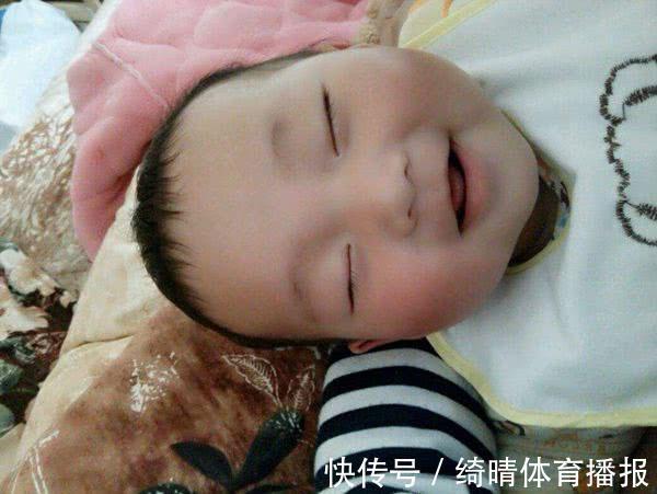 反常|大脑发育好的宝宝,睡觉时常有“反常举动”,只占一个就足够