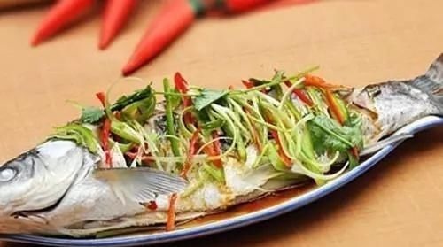 蒸鱼时,有人放盐也有人放酱油,酒店大厨:都错了!难怪鱼肉不鲜