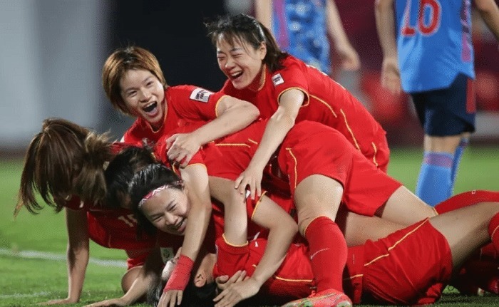 中国男足|女足夺冠奖金曝光!仅国足一场赢球奖,李霄鹏等人深夜观战