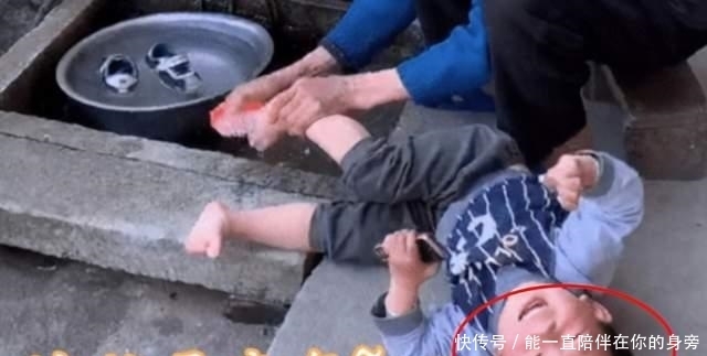 面目狰狞|爷爷给孙子“硬核刷脚”,小孙子全程面目狰狞,网友:足够酸爽