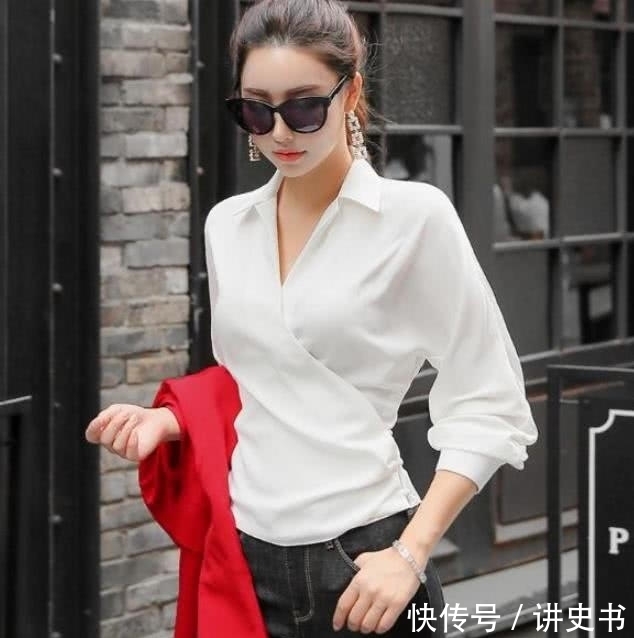 牛仔裤打扮的小姐姐俏皮可人,尽显淡淡的甜美感!