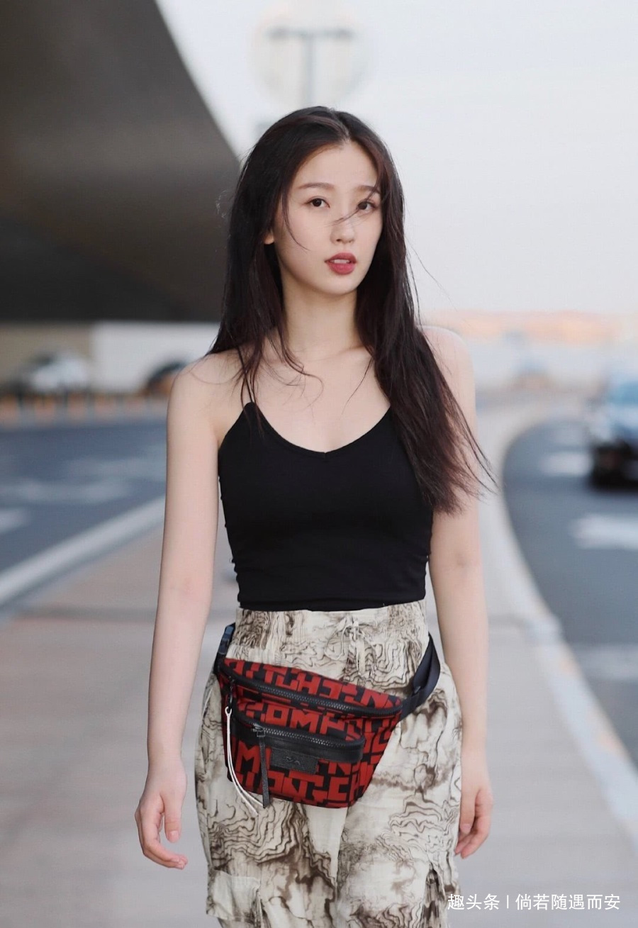 工装裤|街拍少见的吊带搭配水墨画工装裤，女生穿起来别有一番风味