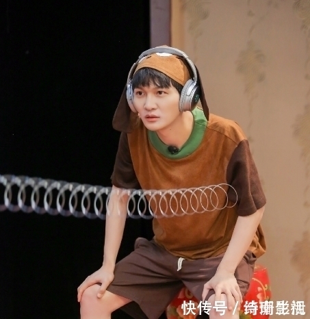 周深無(wú)法回答問(wèn)題，為了不受涼，他隨口說(shuō)了四個(gè)字