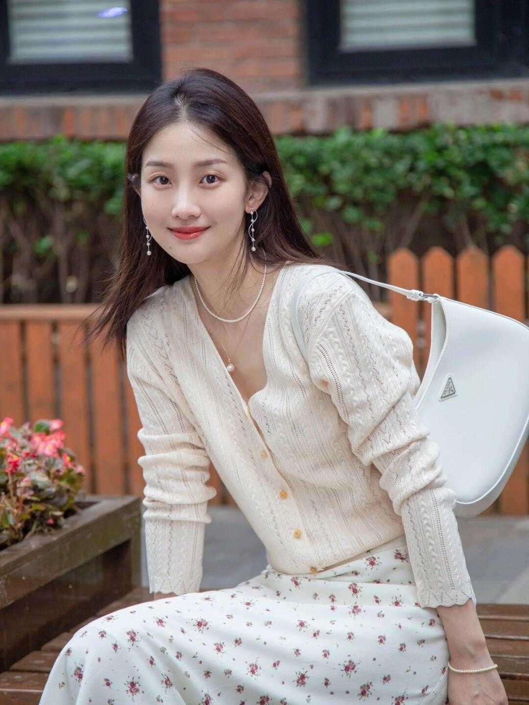 淑女鞋|原来秋天的正确打开方式是这样的,针织衫搭配裙子,温柔到骨子里了