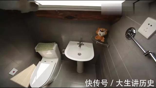 大树|15米大树穿过20㎡老屋，一家人害怕遭雷劈，出价8万挖走也不敢卖