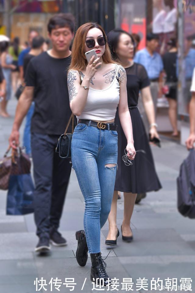 蕾丝|紧身牛仔裤也可以有街头风，穿在身上更洋气迈出不一样的时尚步伐