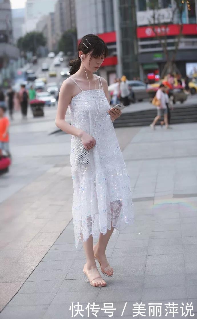 美女街拍时尚的女生爱穿高跟鞋,能够展现出她们的时尚气息