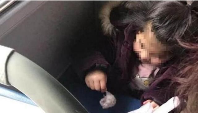 仓鼠|5岁女孩在公交车上，“恶心”行为引全车人不满，被妈妈带坏了