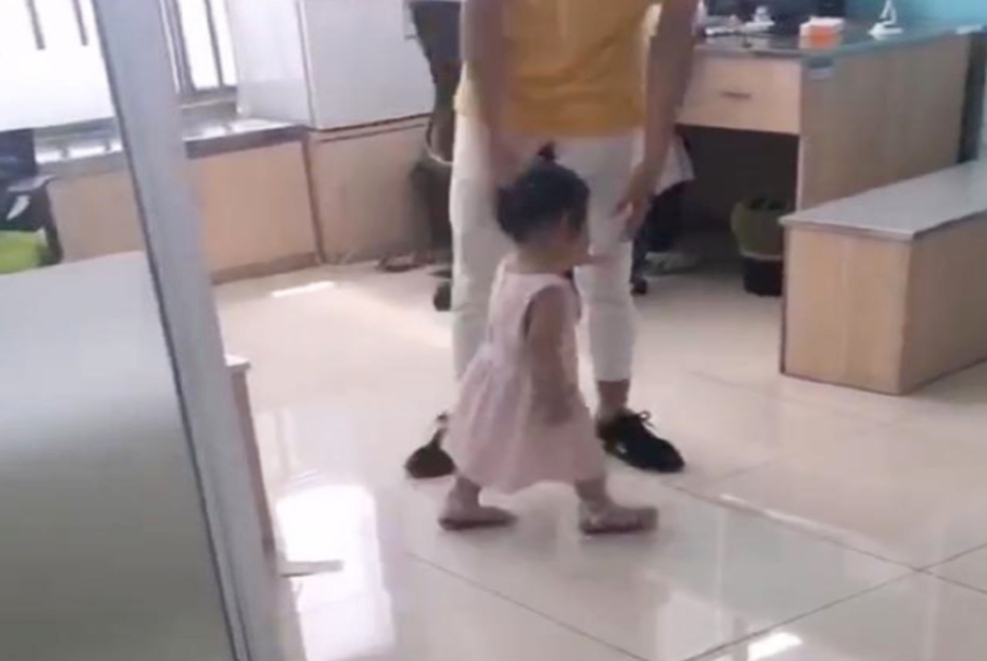 疼痛|3岁萝莉打疫苗被扎哭,缓过劲来越想越气,找医生报仇萌翻众人