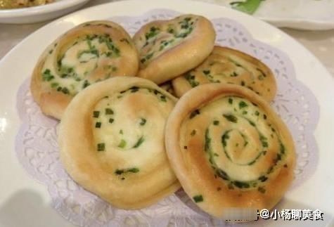 做葱油饼时，除了加水，老师傅还多加了“这2样”，难怪这么好吃