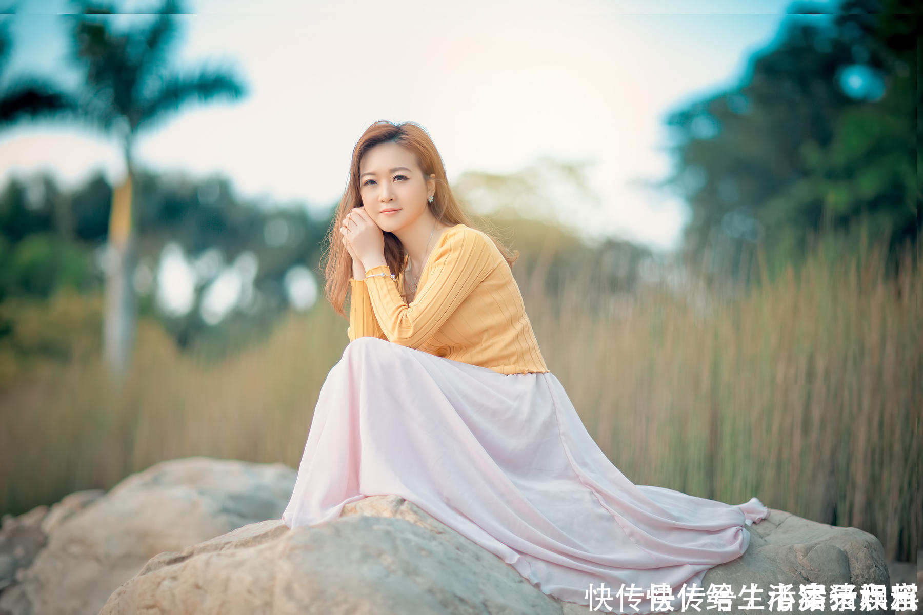 长发|长发美女黄色小衫丝质长裙海边清新写真美极了