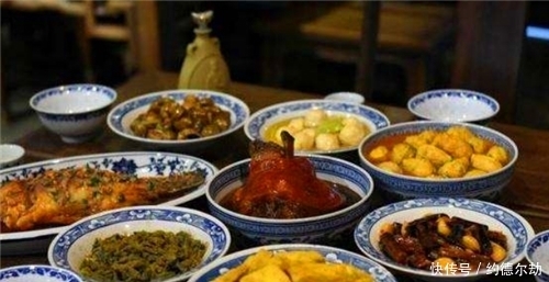 桌上|朱元璋笑问沈万三,桌上的猪蹄叫什么名?沈万三回三字,保全了性命