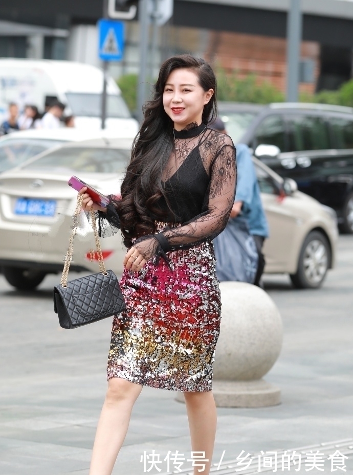 抹茶绿|街拍肤白貌美大长腿的小姐姐,紧身穿搭好性感,撩人心动!