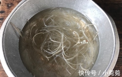 烧一个菜，我都不想再炒了，既是饭还是菜，酸香开胃，一碗吃不够