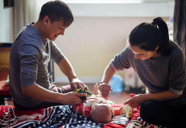 母亲|宝爸穿“女装”走红,为哄女儿高兴,宝爸把自己打扮成了“妈妈”