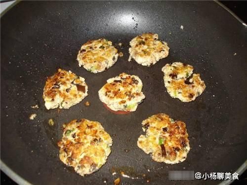 好吃|豆腐新吃法，不蒸不煮，揉成“饼”锅里一煎，营养又好吃