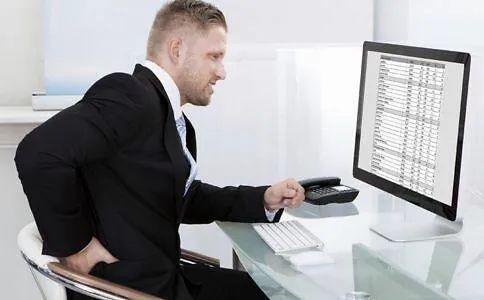 董卿连续录节目15小时，累到拼命揉腰，打工人都逃不过“腰痛定律”