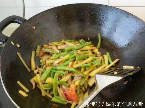 这4个炒菜“坏”习惯,多数家庭都有,为了家人健康,最好改掉!