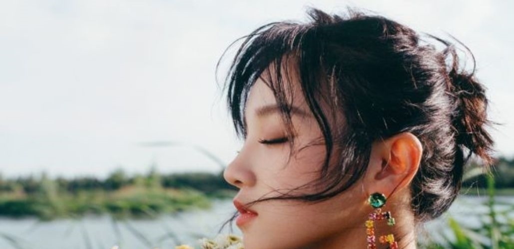 宋雨琦遇到对手,和吴昕穿同款背带裤,腰线对比暴露爱豆真实腿长