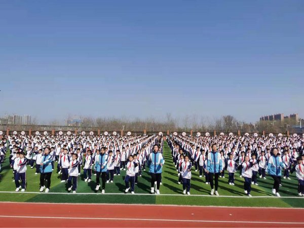 漯河市郾城小学千余学生展示“阳光体育大课间”