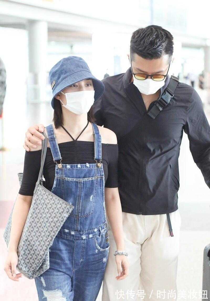 露肩|何超莲真是低调的“富家女”,穿背带裤走机场,气质不输大明星