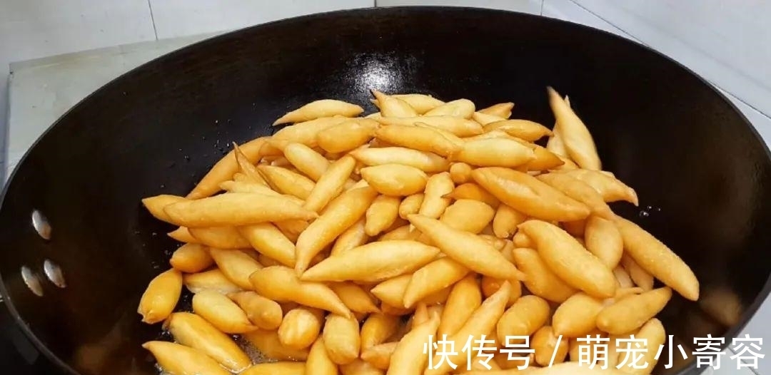 麻花|面粉别炸油条了，撒2把芝麻，外皮焦脆又香甜，比油条麻花好吃