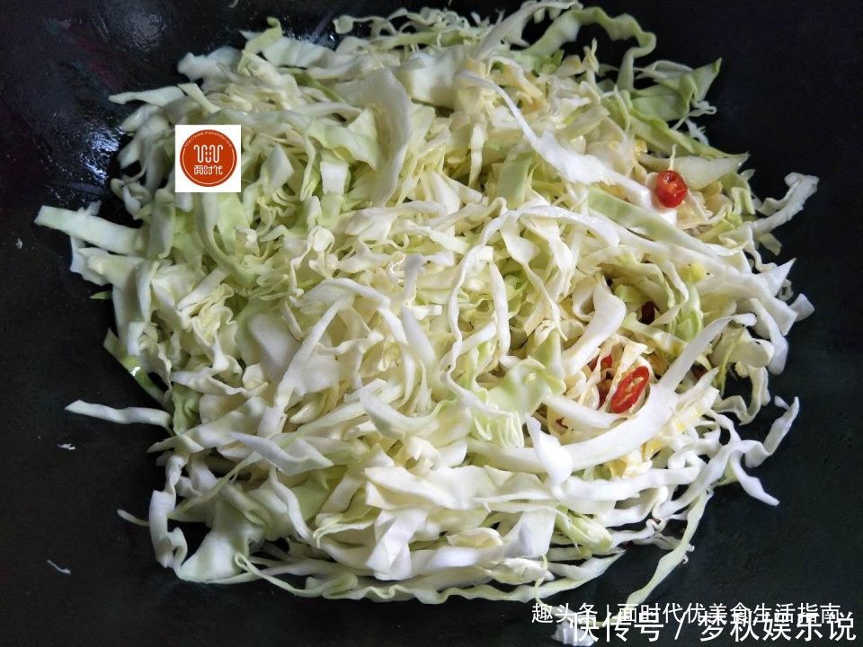 包菜|包菜和它一起炒吃着比肉香还开胃,常年都吃不腻,真香!