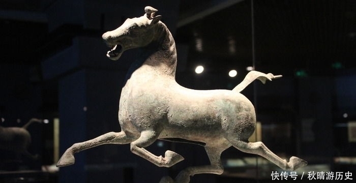 稀世国宝从大墓中出土,郭沫若欣喜作诗,周总理却冷冷说了几个字