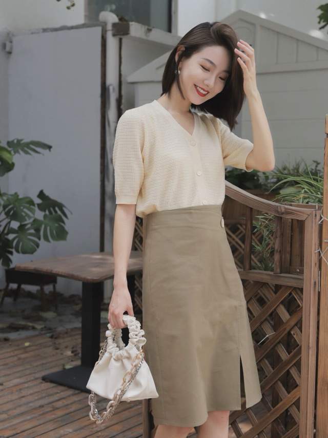 搭配|其实,秋天用白色针织开衫搭配黑色连衣裙就很美,简约百搭又高级