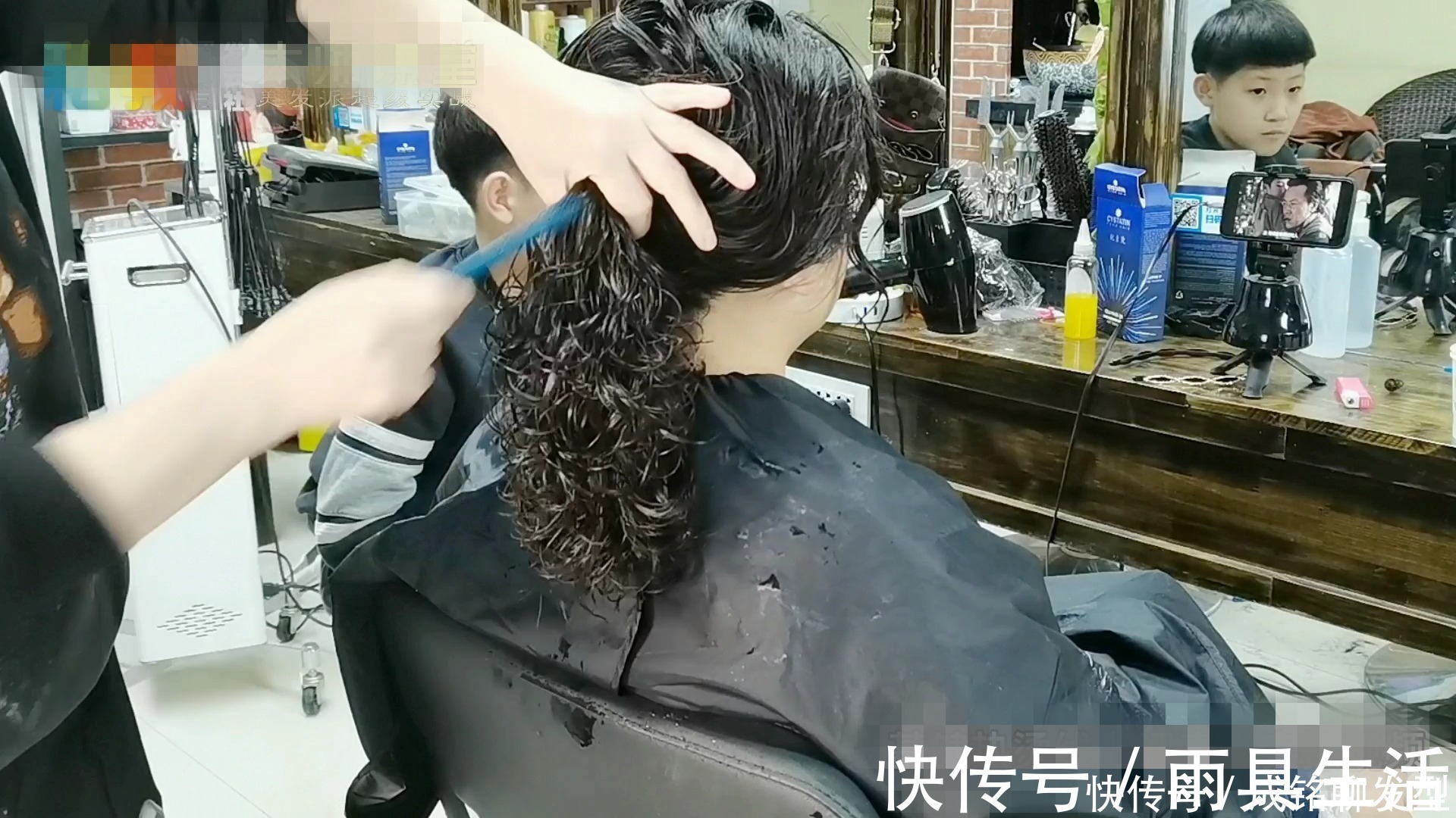 发型|50岁女士自来卷沙发发量多，头发抛光+抱团卷，柔软减龄又时髦
