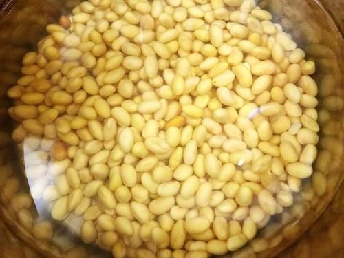  猪蹄胶原蛋白满满，可以美容养颜，搭配黄豆焖煮更美味