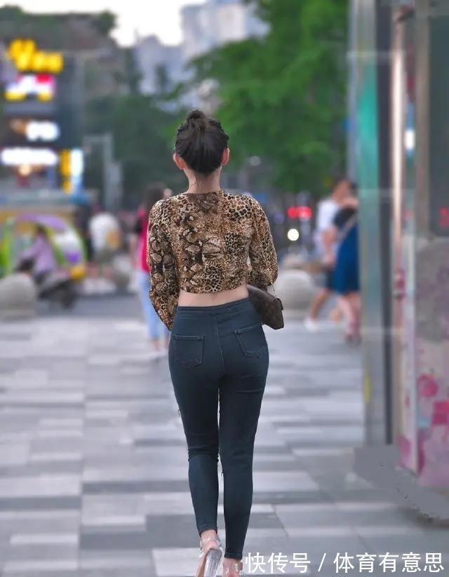 百搭 打底裤最经典百搭，造型简约利落又显瘦，笑容甜美！