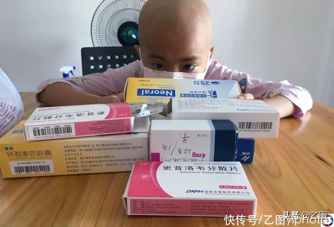 女童|医院里8岁女童偷看妈妈手机余额，妈妈安慰她不差钱，转身却抹泪