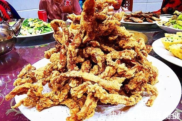 外甥女的生日宴,第9个是家乡特色菜,价格最贵,全家人抢着吃