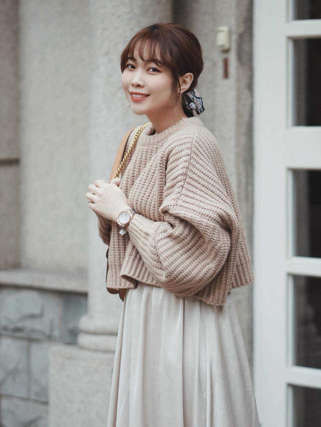 泡泡|日系的优雅风格穿搭指南,蓝色泡泡袖上衣搭条纹阔腿裤,温婉大气