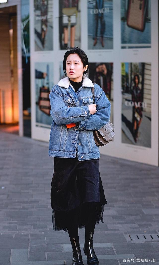 泪水|街拍美女曾试着忘记,却发现凝结泪水的双眸,竟成了思念的窗口