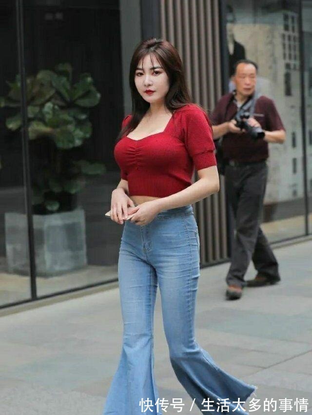 腿型 清新活泼的打底裤装扮不乏气质感,衬托修长腿型,舒适有型!
