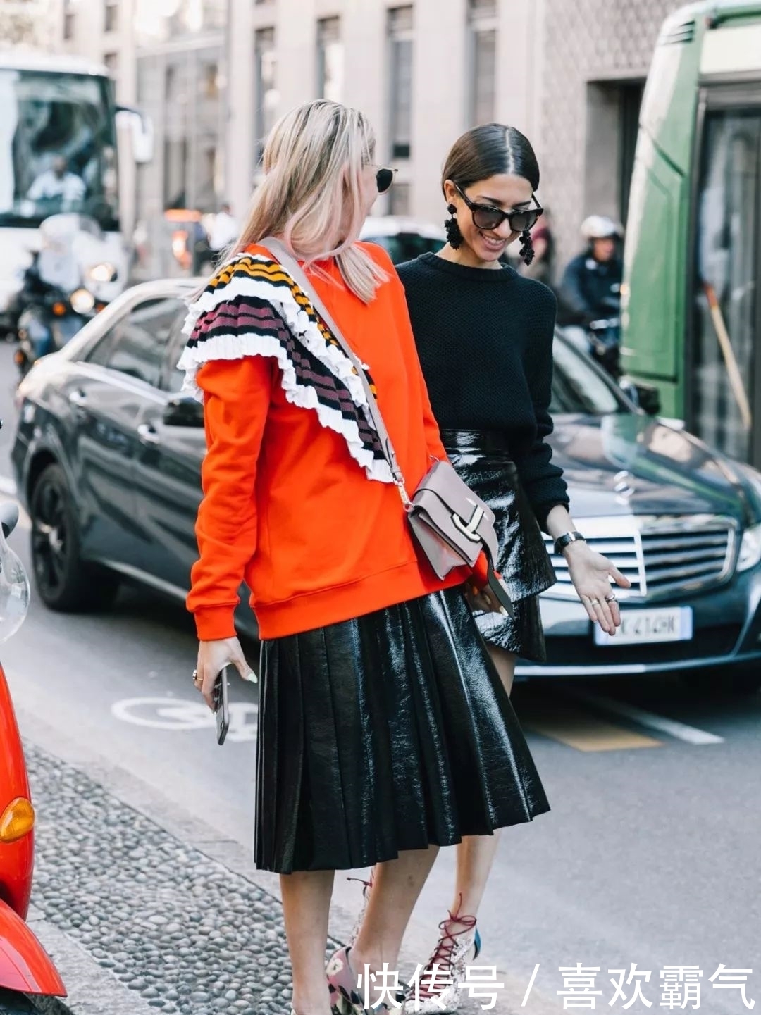 卫衣+半裙=早春最火混搭套路，时髦又有女人味！！