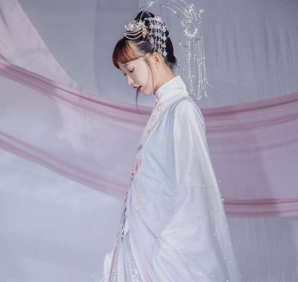 月宫|被这款“月宫仙子”汉服美到了,仙气又梦幻,可惜穿上身很廉价