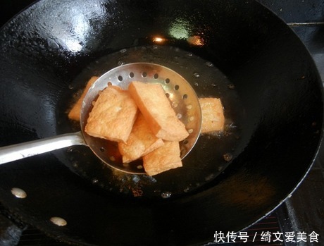 老小|豆腐别再煮着吃,试试这种新做法,豆腐也能金黄酥脆,老小抢着吃